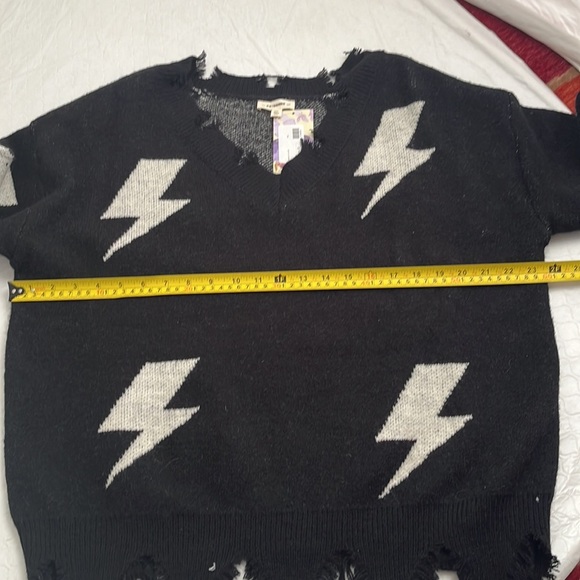 Eesome black and white lightning bolt distressed v-neck sweater - Picture 9 of 10